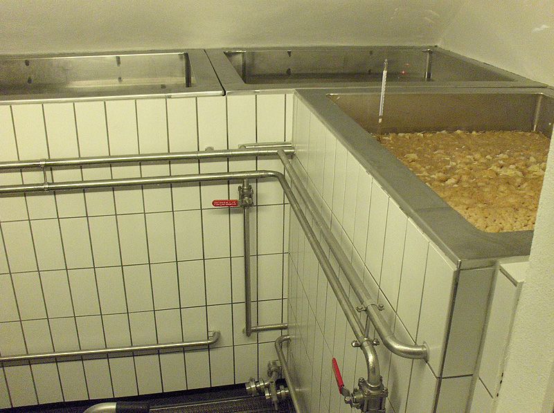 Der Gärkeller mit Gärbottichen, wo Hefe zugesetzt wird und die Gärung beginnt