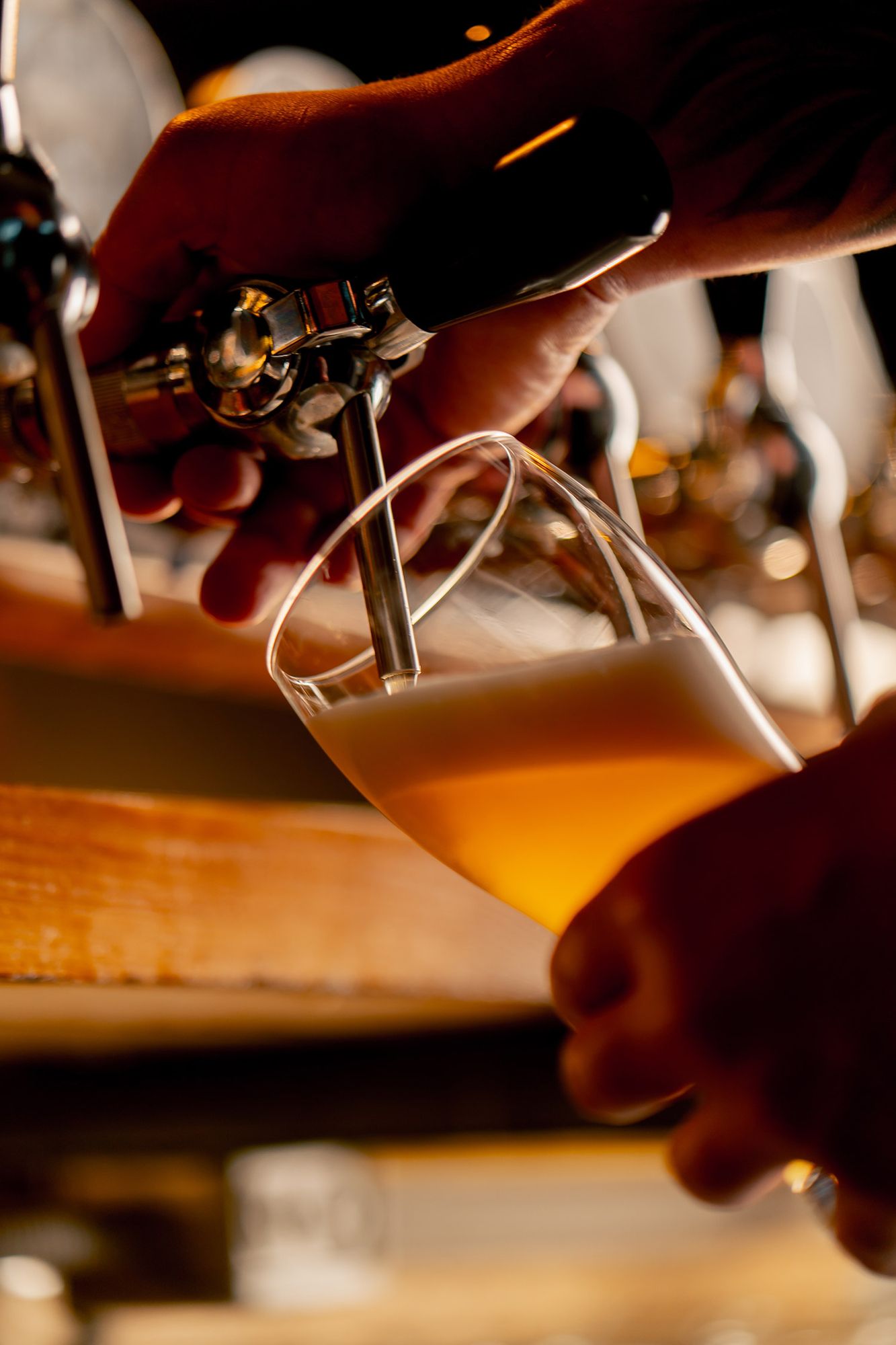 Hand am Zapfhahn, die Bier zapft